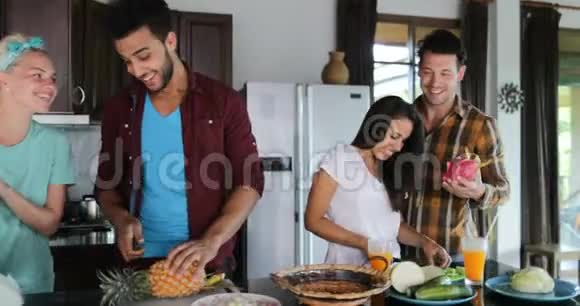 两对夫妻一起做饭少妇和男人一起说菜和水果准备健康视频的预览图