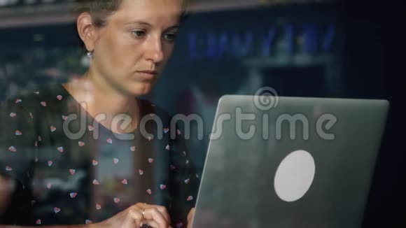 咖啡馆里的自由职业者视频的预览图