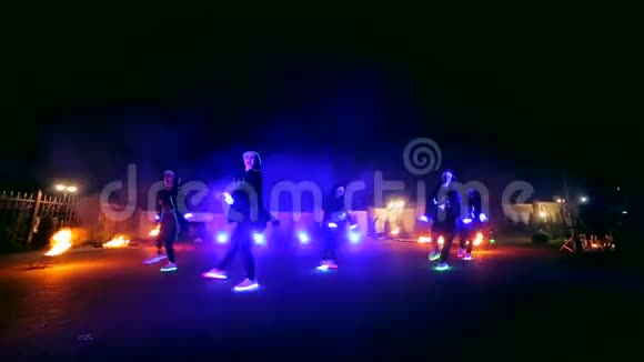 烟火消防表演男孩和女孩穿着在夜晚发光的鞋子跳舞视频的预览图