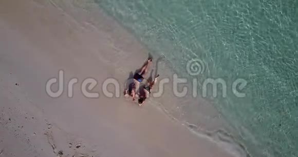 V03997飞机飞行无人机观马尔代夫白色沙滩2人年轻夫妇浪漫爱情阳光明媚视频的预览图