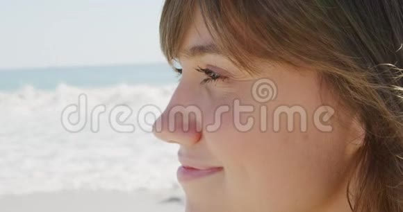 海边的年轻女子视频的预览图