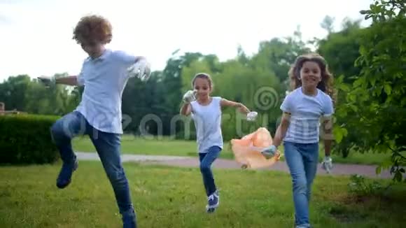 可爱的孩子们在志愿服务和户外清洁时跳跃视频的预览图