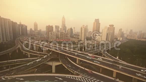 高速公路立交交通繁忙上海雾霾污染的鸟瞰图视频的预览图