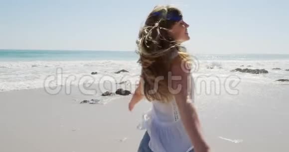 海边的年轻女子视频的预览图