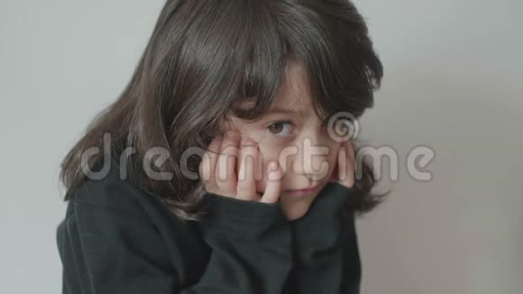 伤心的小女孩视频的预览图