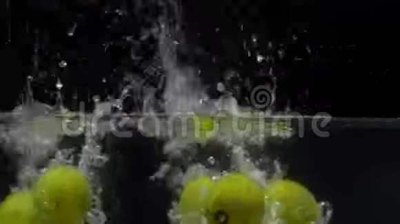 水中的柠檬视频的预览图