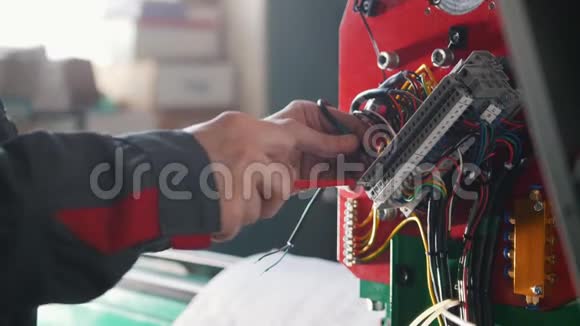 电工在机械工业上安装能源系统视频的预览图
