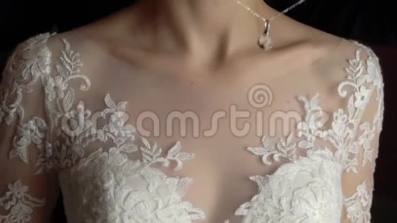 结婚珠宝新娘穿着白色连衣裙脖子上戴着一条项链视频的预览图