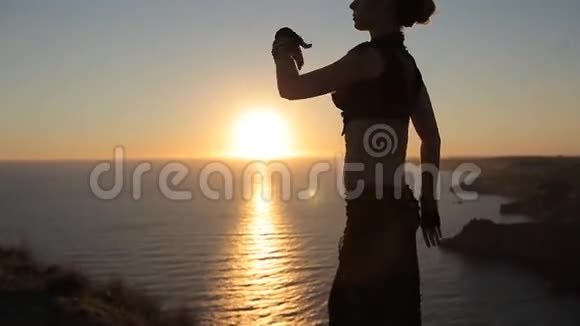 美丽的女孩在夕阳下翩翩起舞视频的预览图