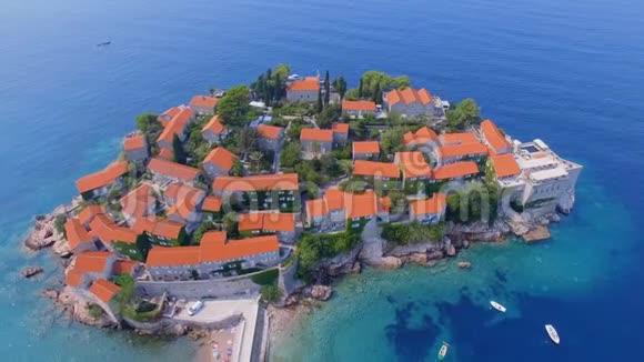 黑山塞维蒂斯特凡岛上酒店的鸟瞰图视频的预览图