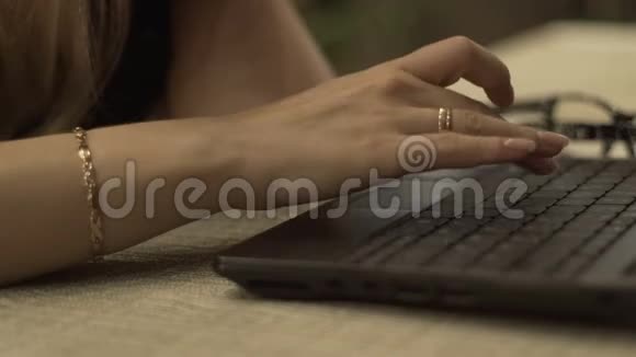 女用手在键盘上打字用电子邮件写信视频的预览图
