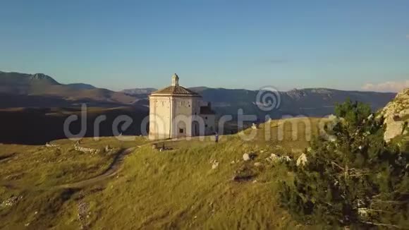 意大利阿布鲁佐山谷乡村教堂快速空中令人惊叹视频的预览图