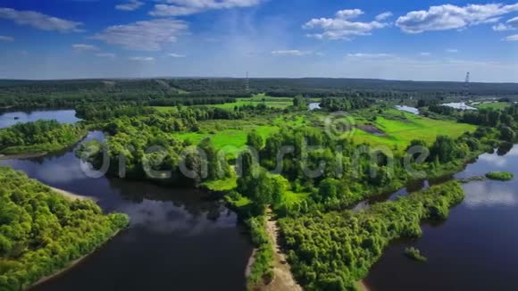飞越欧洲中部俄罗斯鞑靼斯坦的清澈的蓝色河流和绿色的本土森林视频的预览图