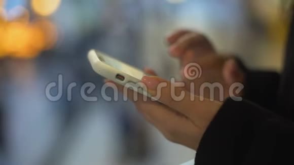 女士在智能手机上打字站在购物中心免费无线连接视频的预览图