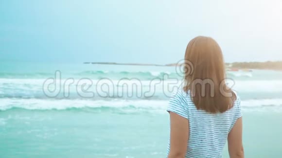 靠近大海的女人视频的预览图