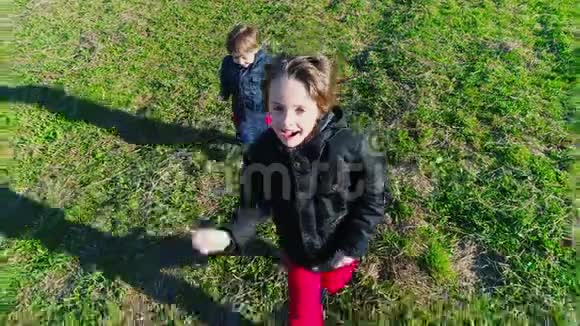 快乐的孩子奔跑视频的预览图