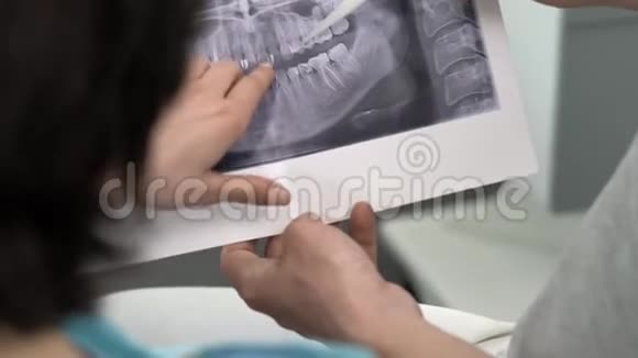 医生在牙科诊所接待病人视频的预览图