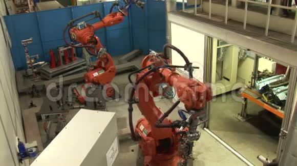 装配线上的工业机器人视频的预览图