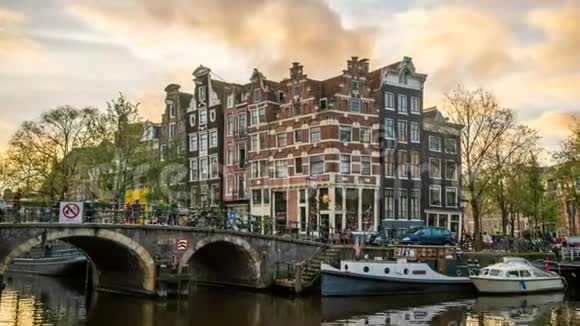 美丽的4k时间过去的角落的普兰森格拉希特和布劳威斯格拉希特运河在阿姆斯特丹刚刚日落视频的预览图