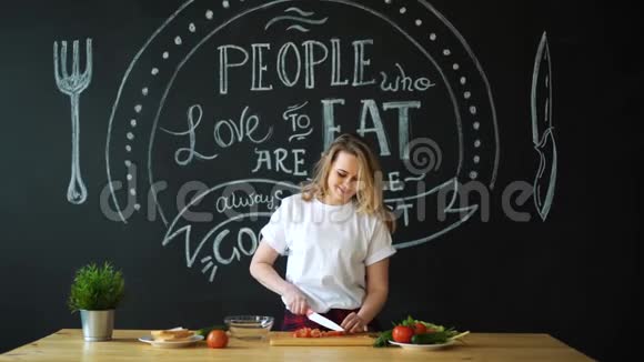年轻女人在厨房做饭健康食品蔬菜沙拉饮食减肥理念健康的生活方式烹饪视频的预览图