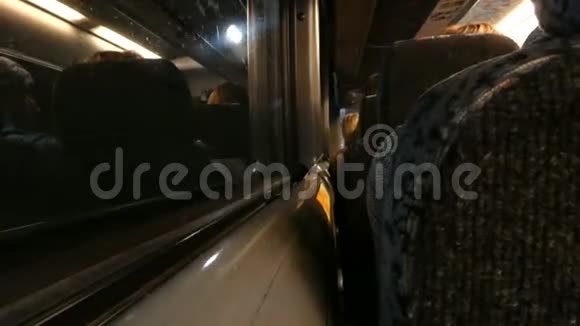 隧道里的公共汽车视频的预览图