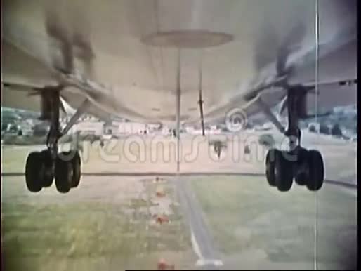 飞机降落在跑道上的起落架的视角镜头视频的预览图