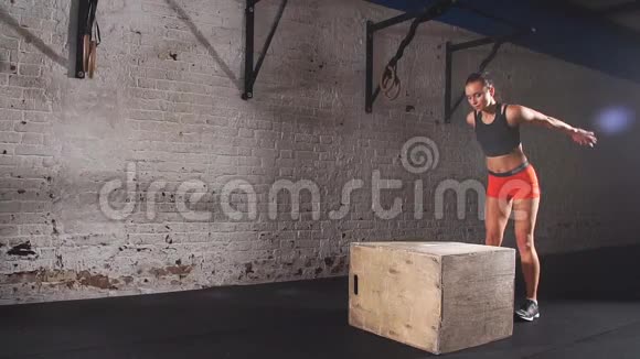 适合运动的女人在废弃的工厂健身房里做盒子跳跃剧烈运动是她日常交叉健身的一部分视频的预览图