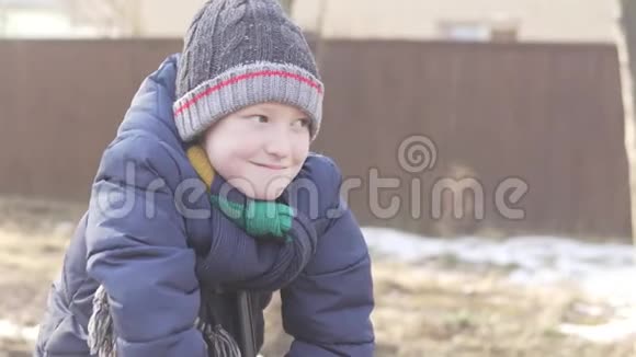 在村里散步的男孩视频的预览图