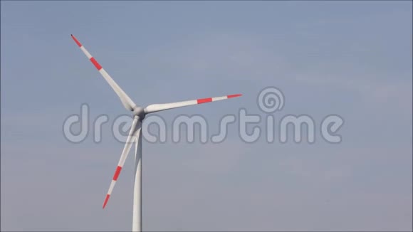 旋转的风力涡轮机视频的预览图