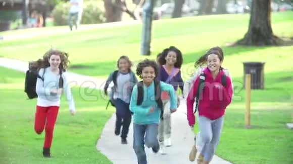 儿童在慢镜头前奔跑视频的预览图