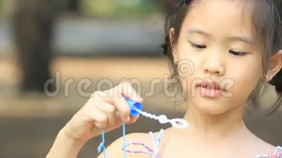 亚洲小孩玩泡泡视频的预览图