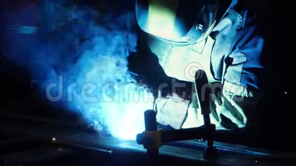 在工厂进行氩弧焊接的专业焊工技术员焊接视频的预览图