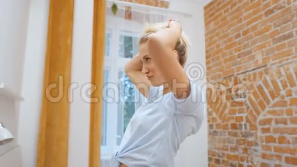 年轻的少女试着穿衣服看着镜子笑得很开心视频的预览图