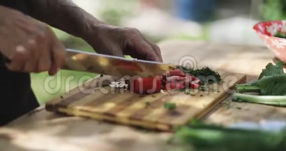 一位老妇人在木板上切西红柿她的手皱得很紧视频的预览图