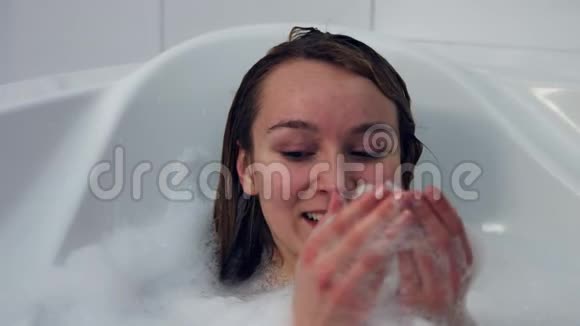 用泡泡洗澡视频的预览图