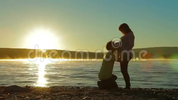 湖上的孕妇和准爸爸视频的预览图