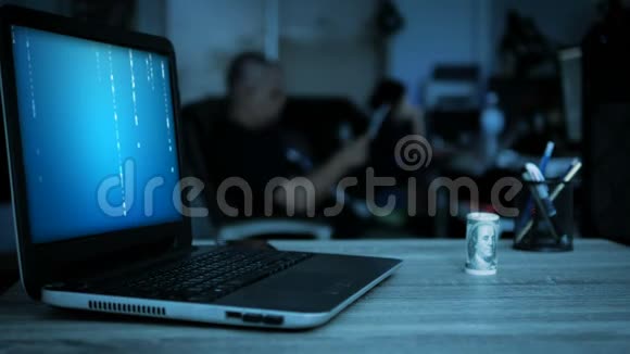4黑客的手从笔记本电脑显示器移动到偷走桌子上的钱黑暗的色调和为网络处理的谷物视频的预览图