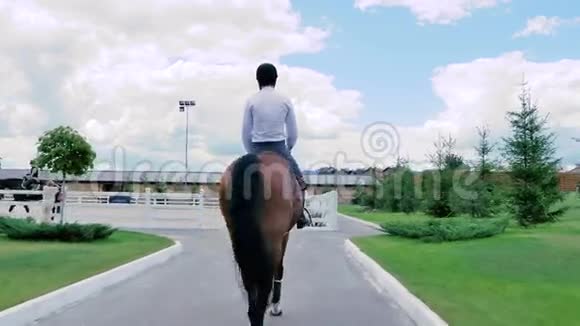 一个人骑着马去竞技场视频的预览图