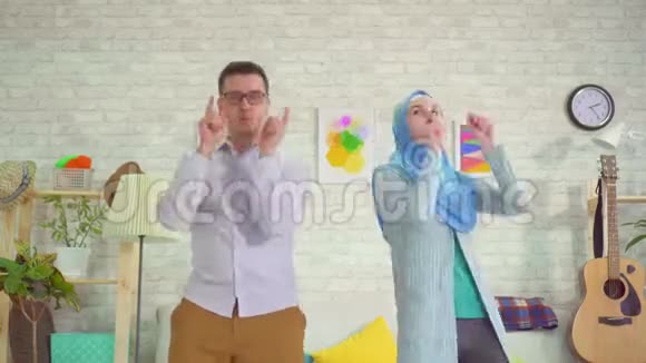 年轻男人和穆斯林女人戴着头巾跳舞视频的预览图