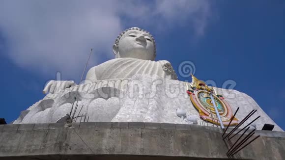 在普吉岛上拍摄了一尊大佛像前往泰国的旅行视频的预览图