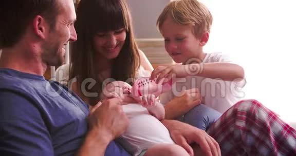 有儿子的父母用奶瓶喂养婴儿视频的预览图