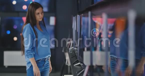 女人在商店买电视4KUHD视频的预览图