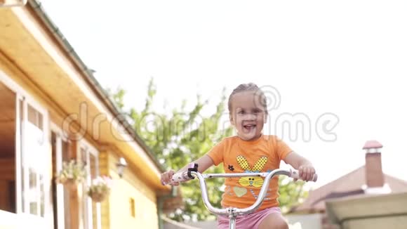 快乐的孩子骑自行车骑自行车的女孩儿童暑期活动视频的预览图