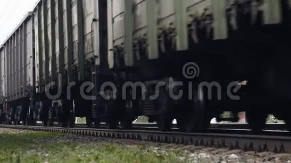 货运列车车轮经过视频的预览图