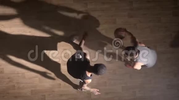 两个对手的篮球运动员在球场上互相对峙试图带球视频的预览图