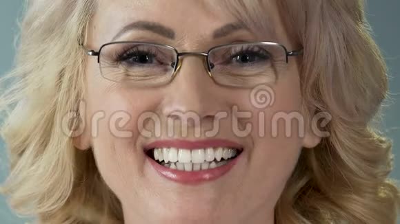 愉悦老年女性患者微笑后牙齿美白程序特写视频的预览图