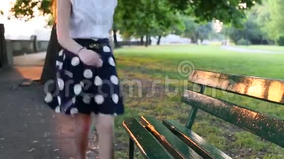 十几岁的女孩坐在公园的长凳上心烦意乱青少年的问题视频的预览图