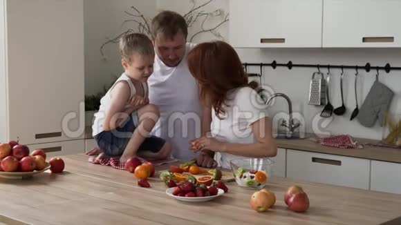 妈妈精心为全家做早餐一家人在厨房里玩准备健康的食物视频的预览图