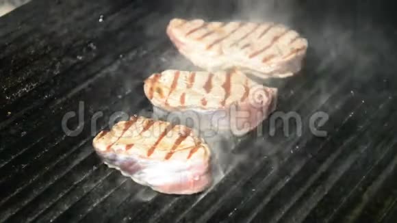 厨师把肉放在烤架上视频的预览图