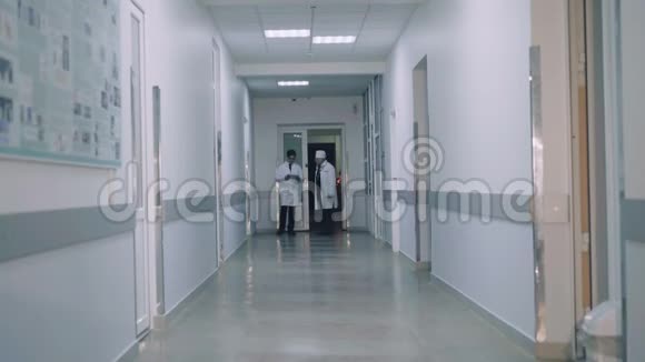 两位医生走在医院走廊上提出建议4K视频的预览图